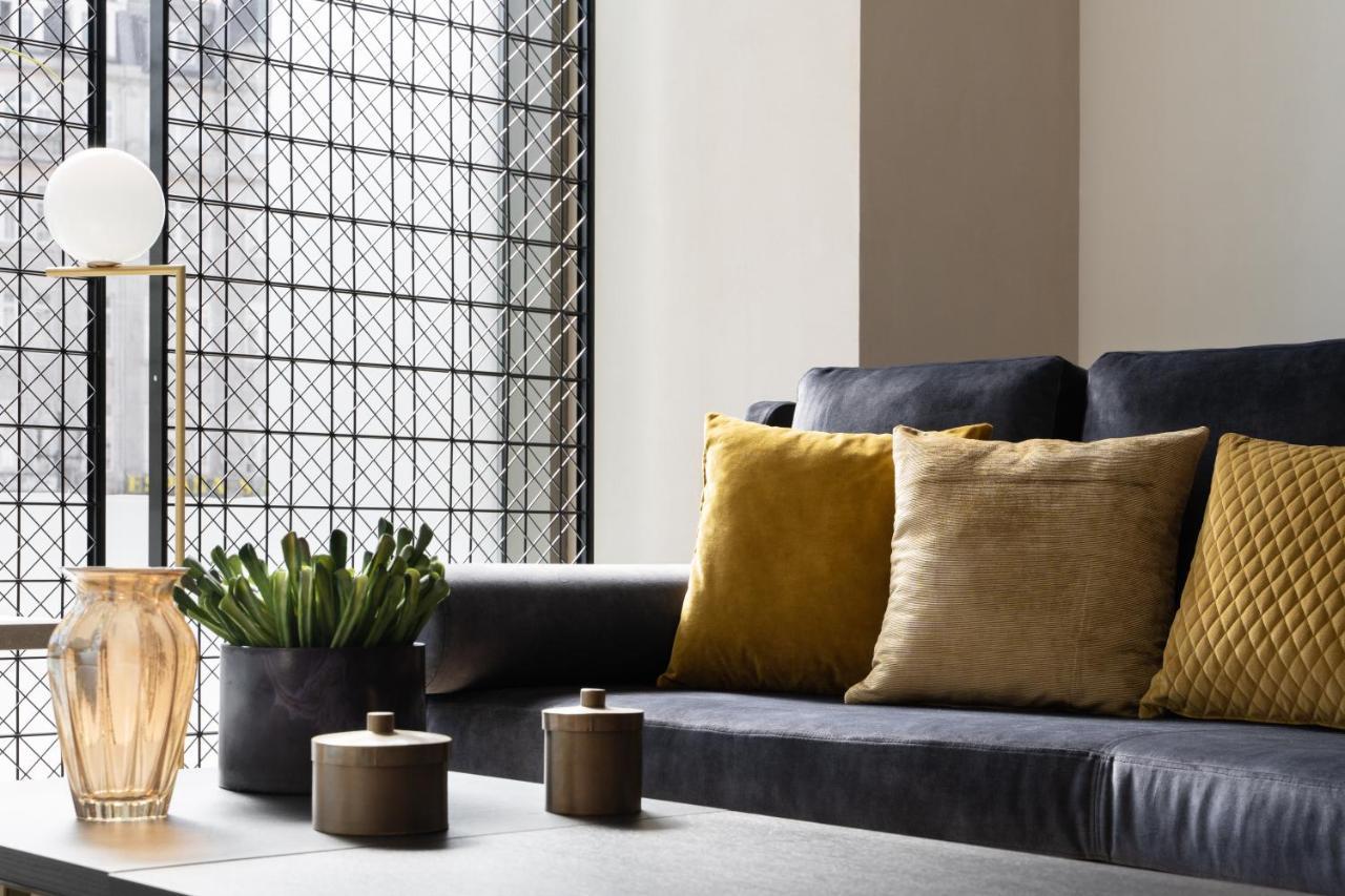 Eurostars Aliados Hotel ปอร์โต ภายนอก รูปภาพ A sofa with cushions