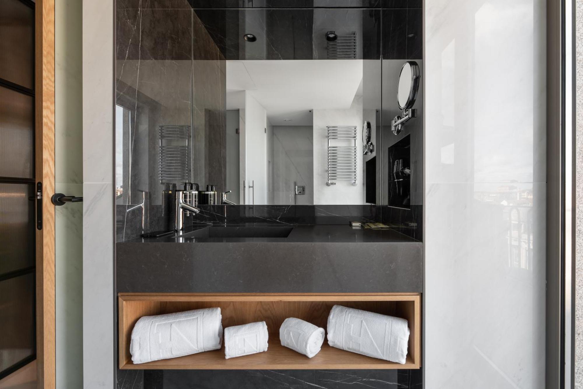 Eurostars Aliados Hotel ปอร์โต ภายนอก รูปภาพ Bathroom