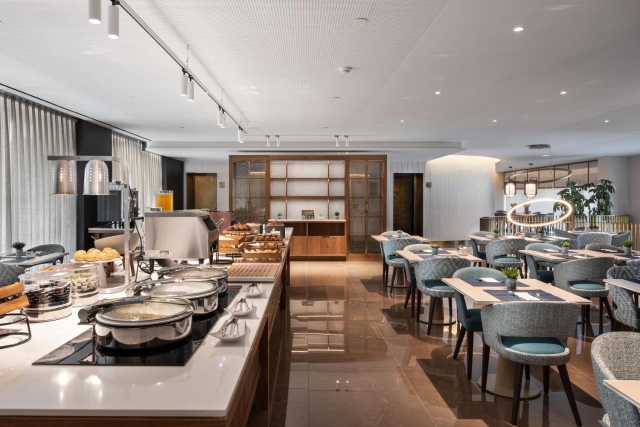 Eurostars Aliados Hotel ปอร์โต ภายนอก รูปภาพ The lounge at London Heathrow Airport